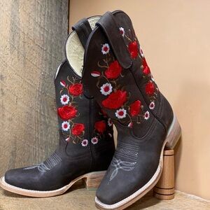 Western boots size 9